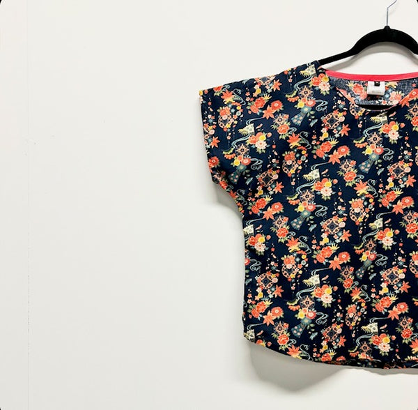 Short sleeve - Navy Flowers top (M)