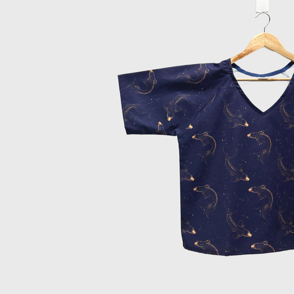 Short sleeve v neck top - Koi on Navy (L)