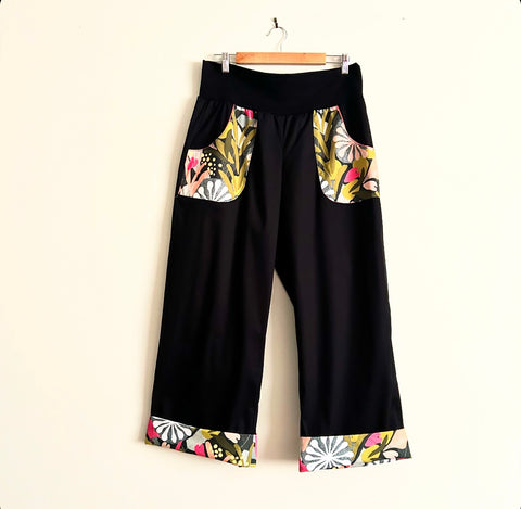 Wide Legged Pants - Black with Flower Bomb (XL)