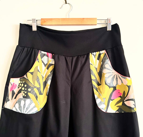 Wide Legged Pants - Black with Flower Bomb (XL)