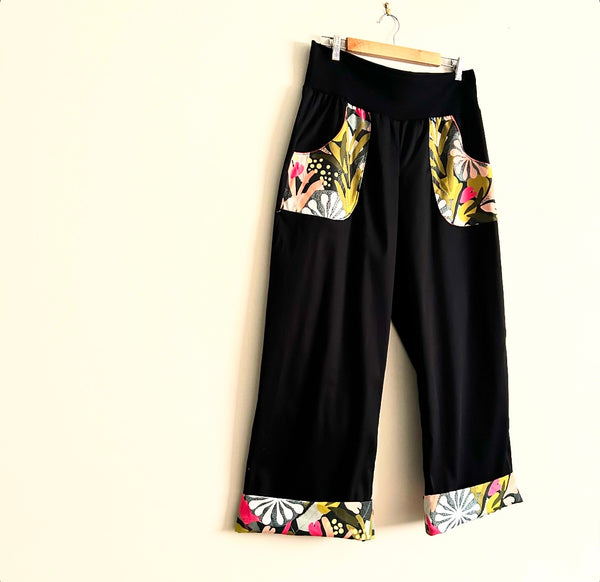 Wide Legged Pants - Black with Flower Bomb (XL)