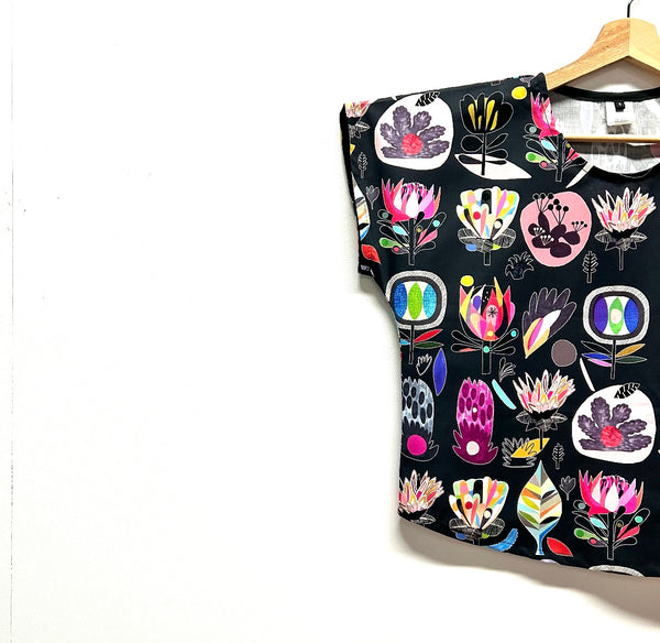 Short sleeve - Inaluxe black flowers top (S)
