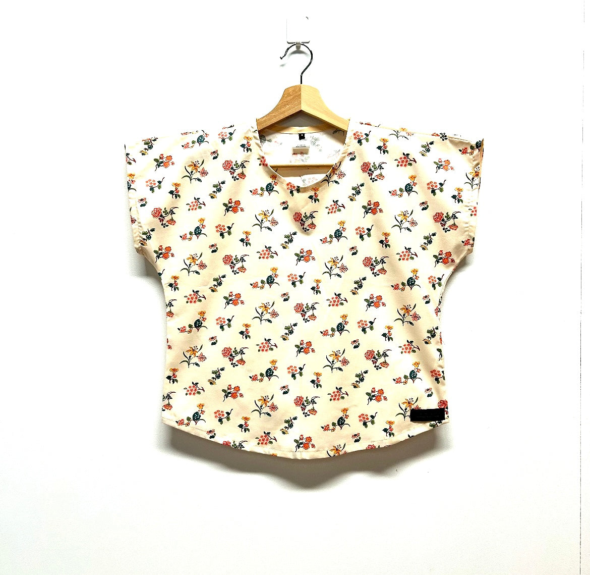 Short sleeve - Liberty Arthur's garden flowers top (M)